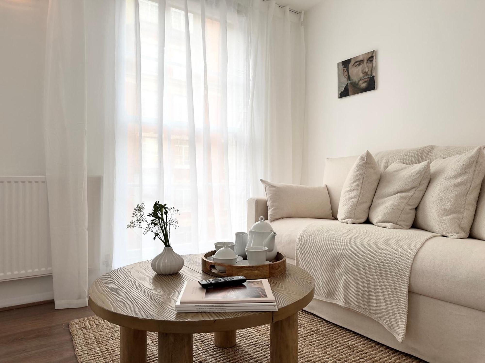 Chic Marble Arch With 100 Inch Cinema & Premium Mattress, By The Design Traveller Appartement Londres