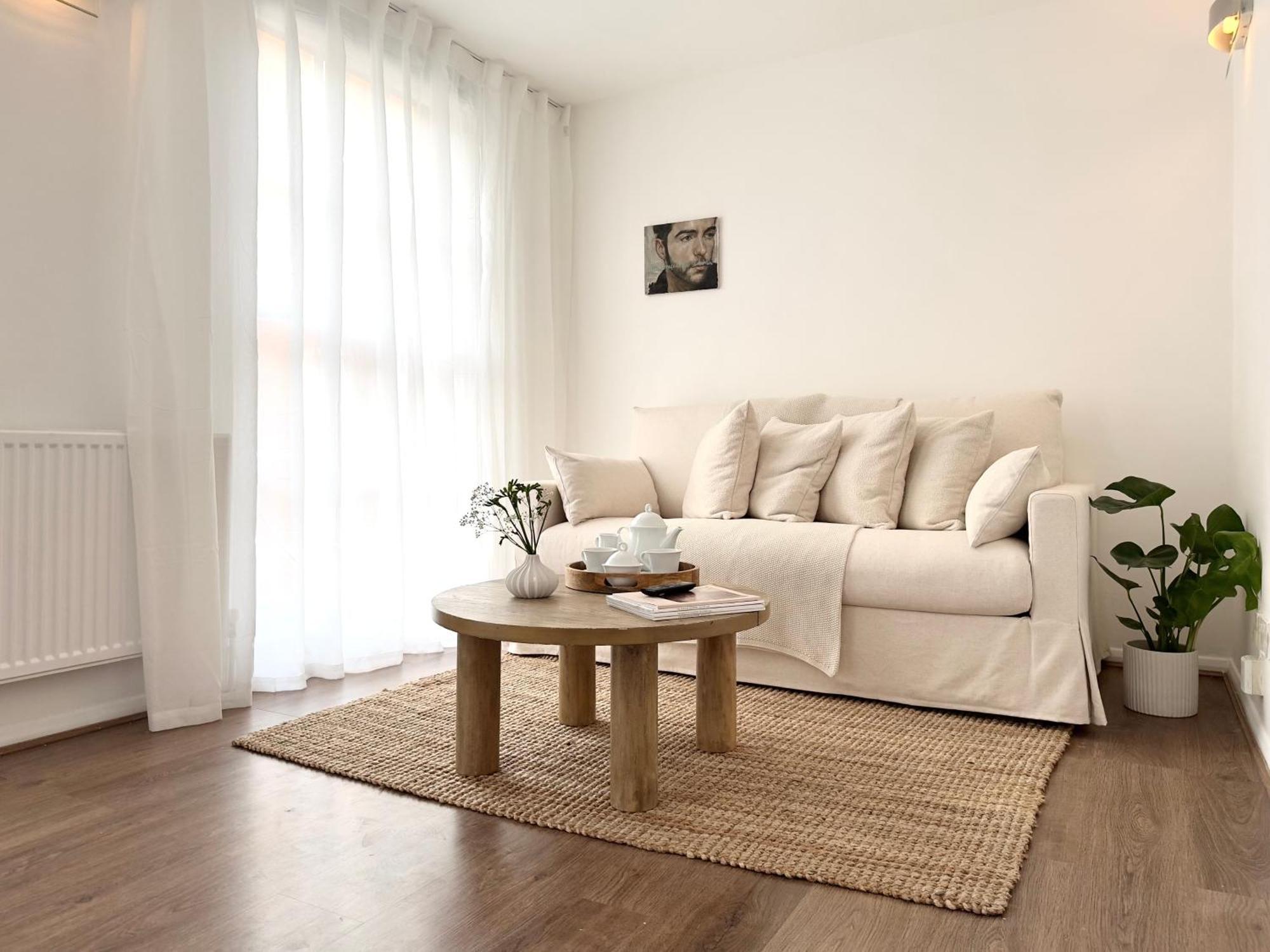 Appartement Chic Marble Arch With 100 Inch Cinema & Premium Mattress, By The Design Traveller