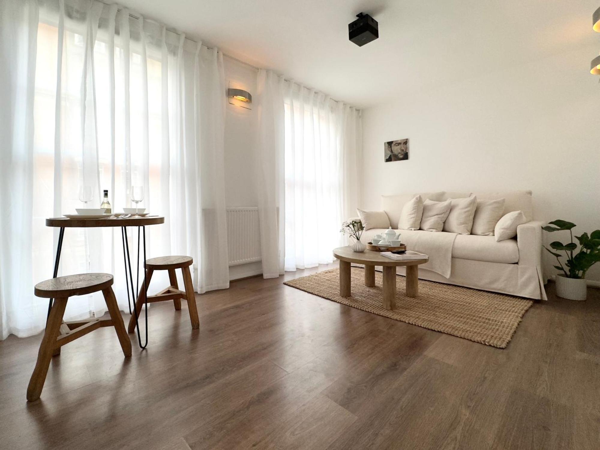 Chic Marble Arch With 100 Inch Cinema & Premium Mattress, By The Design Traveller Appartement Londres