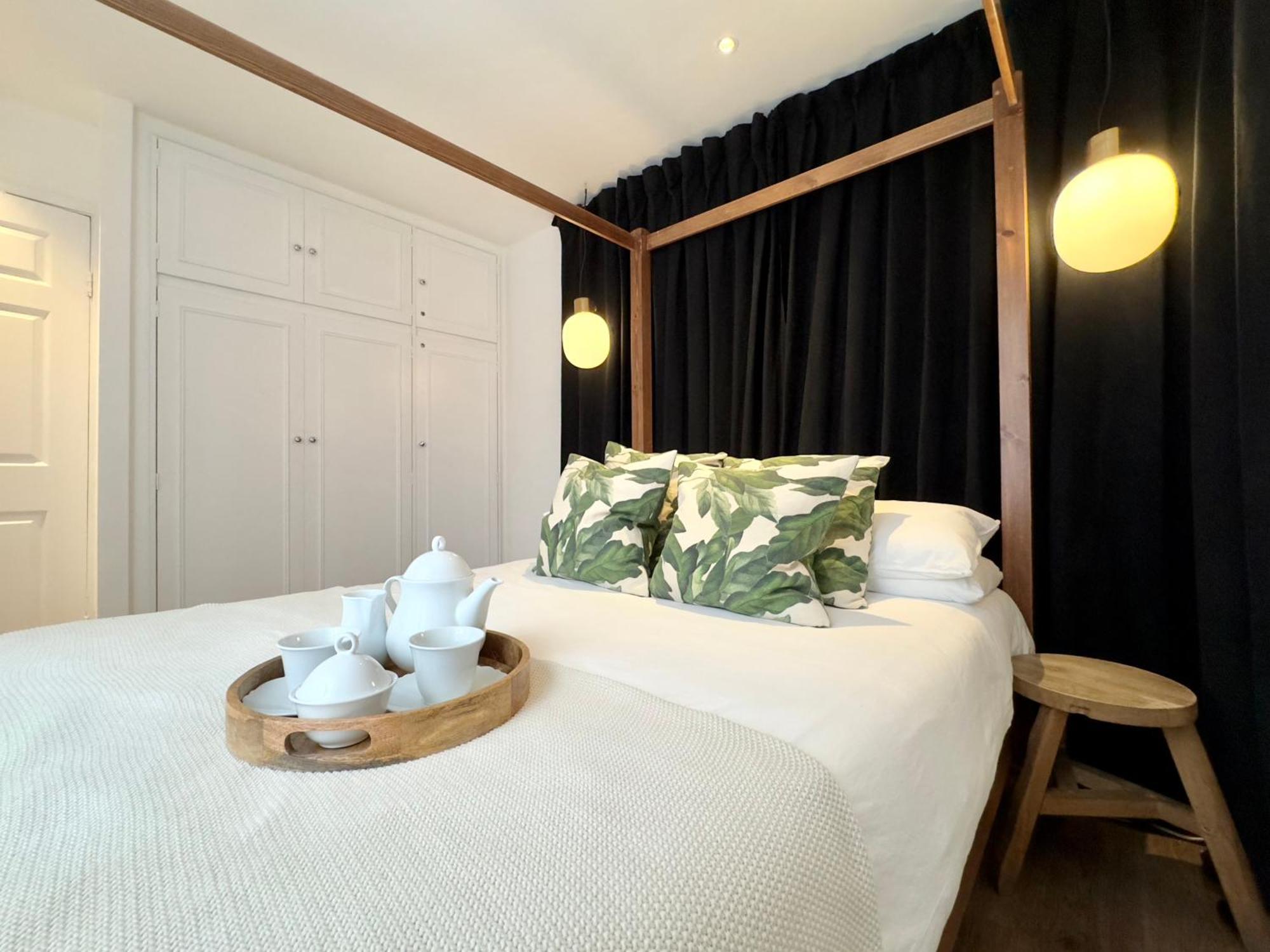 Chic Marble Arch With 100 Inch Cinema & Premium Mattress, By The Design Traveller Appartement Londres