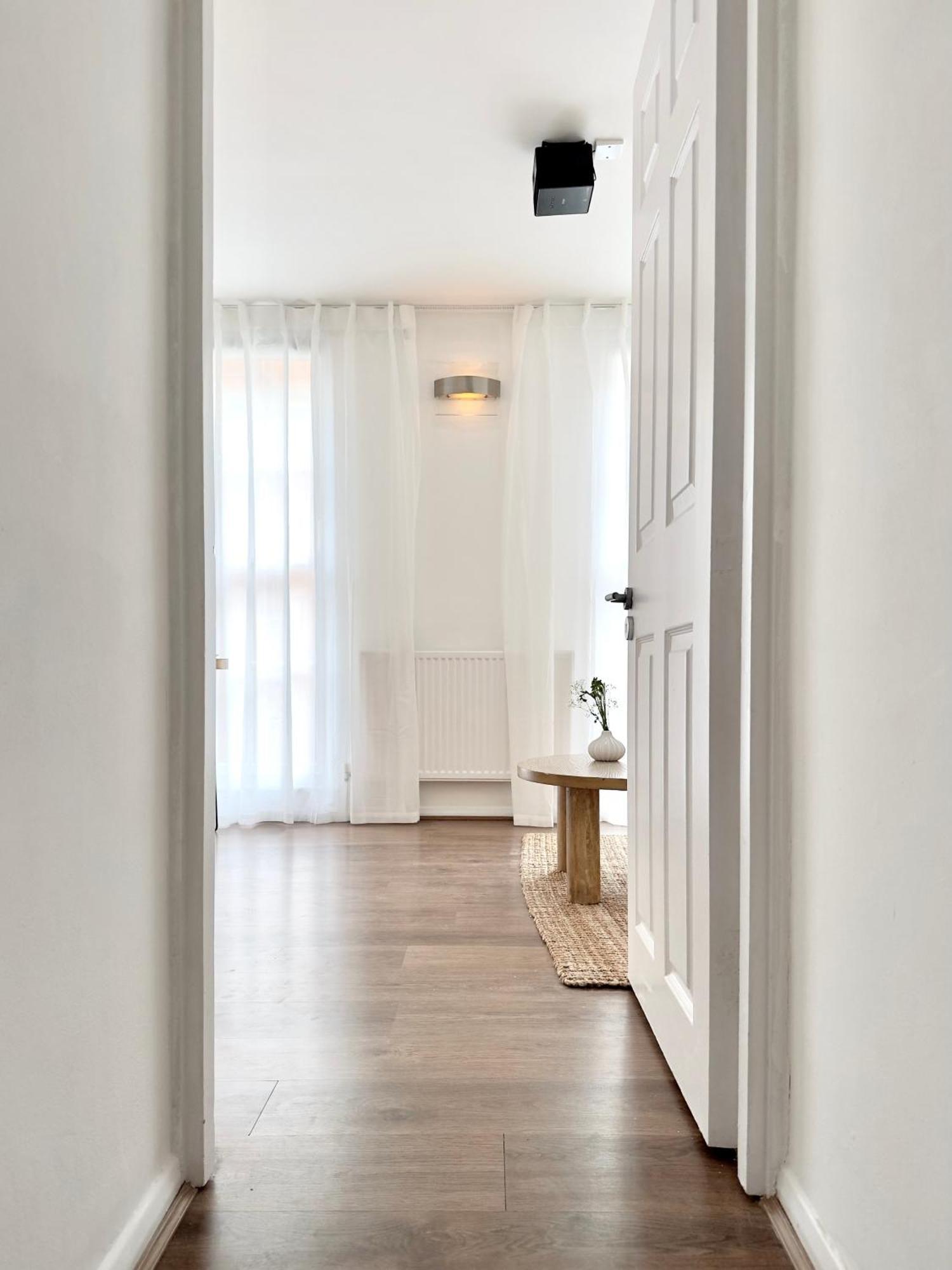 Chic Marble Arch With 100 Inch Cinema & Premium Mattress, By The Design Traveller Appartement *
