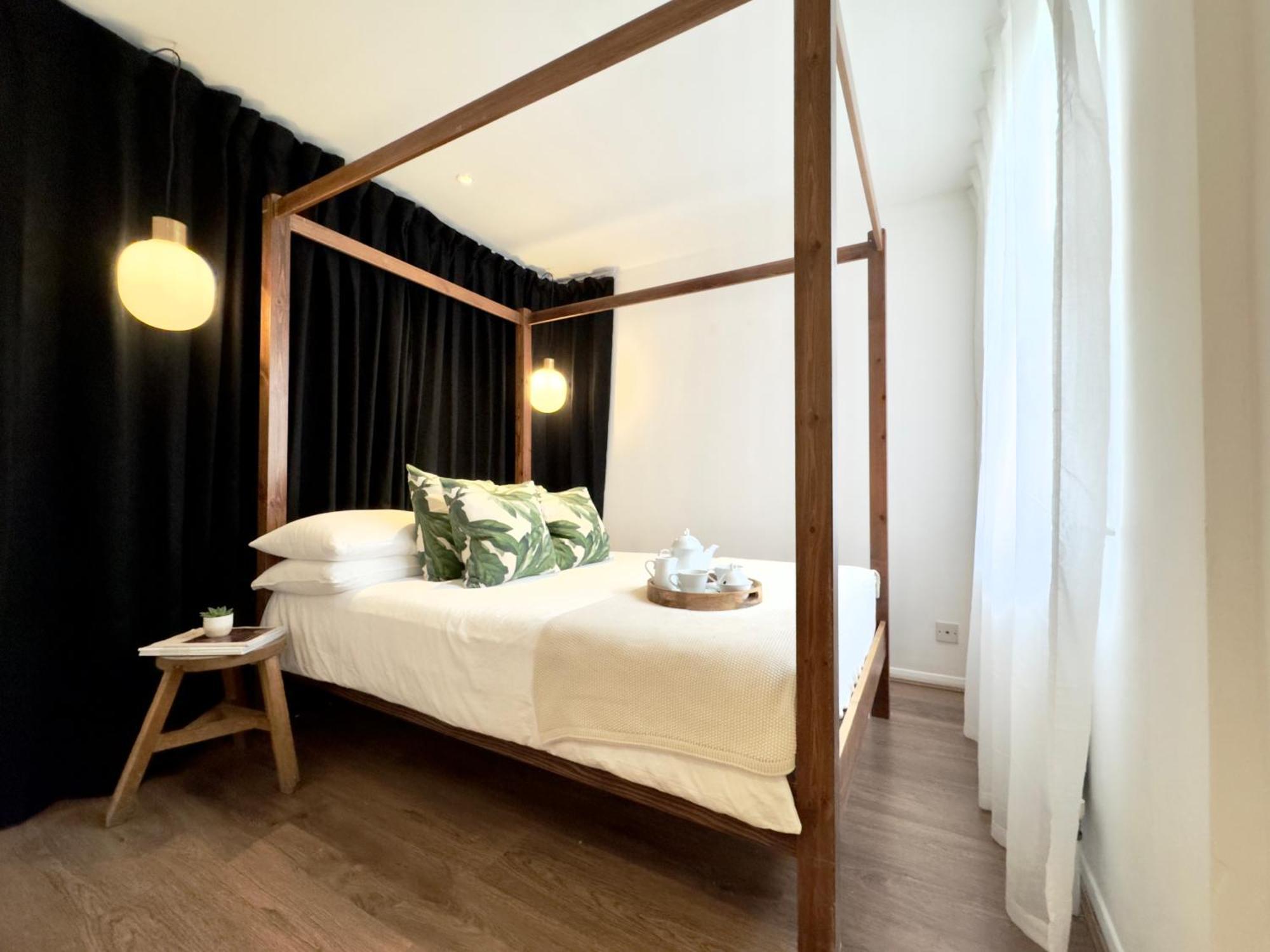 Chic Marble Arch With 100 Inch Cinema & Premium Mattress, By The Design Traveller Appartement Londres