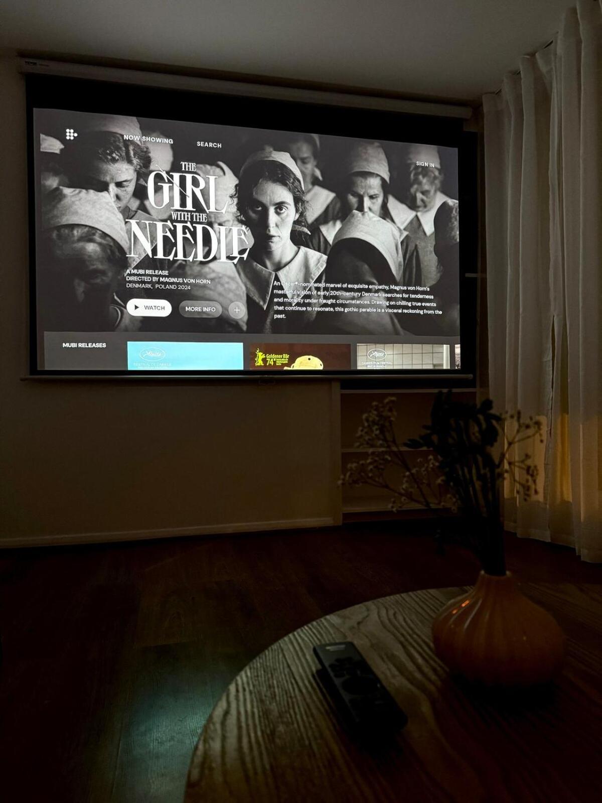 Chic Marble Arch With 100 Inch Cinema & Premium Mattress, By The Design Traveller Appartement Londres